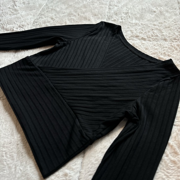 Black long-sleeve crop top - Picture 1 of 3